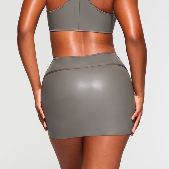 NWT SKIMS RUBBERIZED SCUBA SWIM MINI SKIRT - Picture 2 of 6